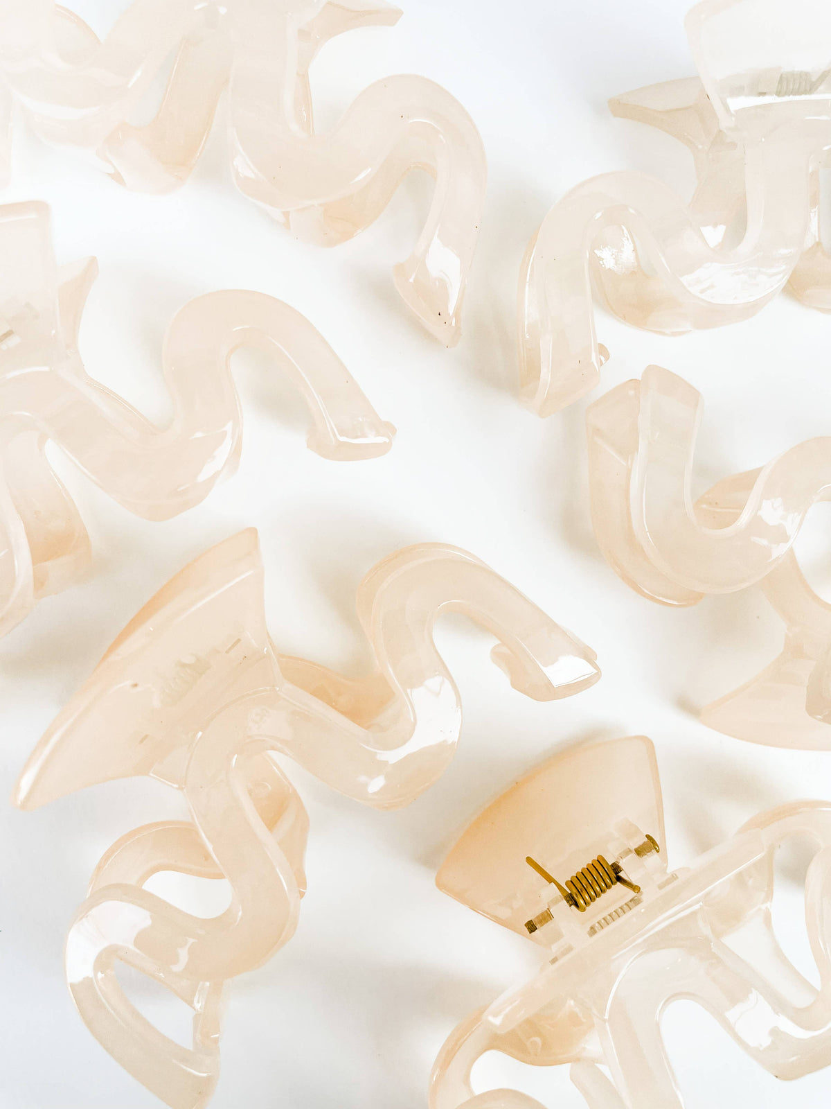 Wavy Vanilla Hair Claw Clip