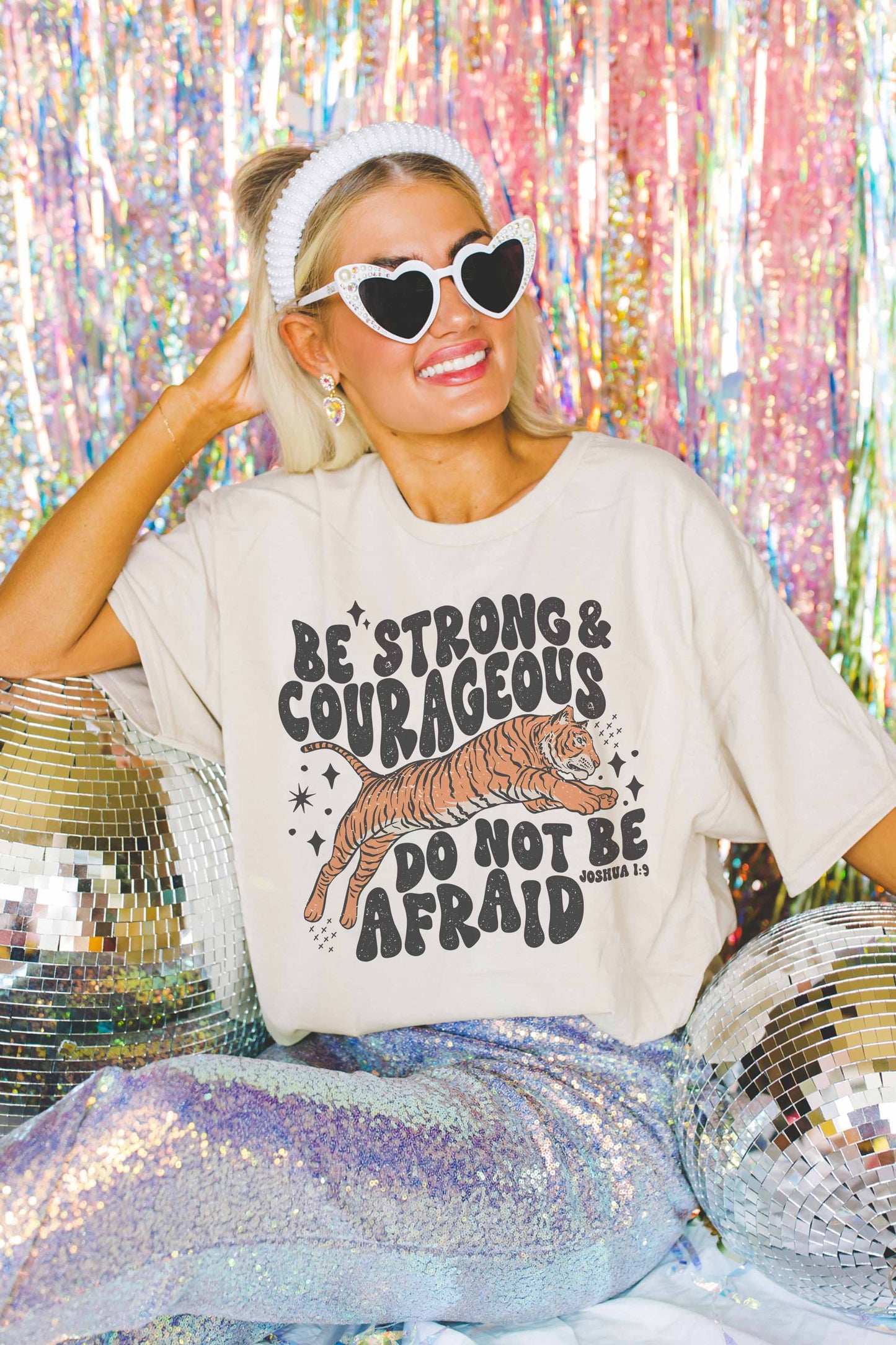 BE STRONG & COURAGEOUS OVERSIZED GRAPHIC TEE